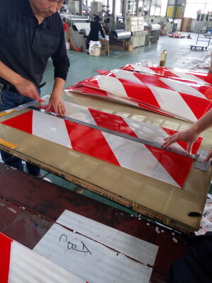 사용자 정의 로고 스크린 인쇄 쉐브론 반사판 반사 스티커 직사각형 노란색 빨간색 프리즘 반사 테이프 스티커